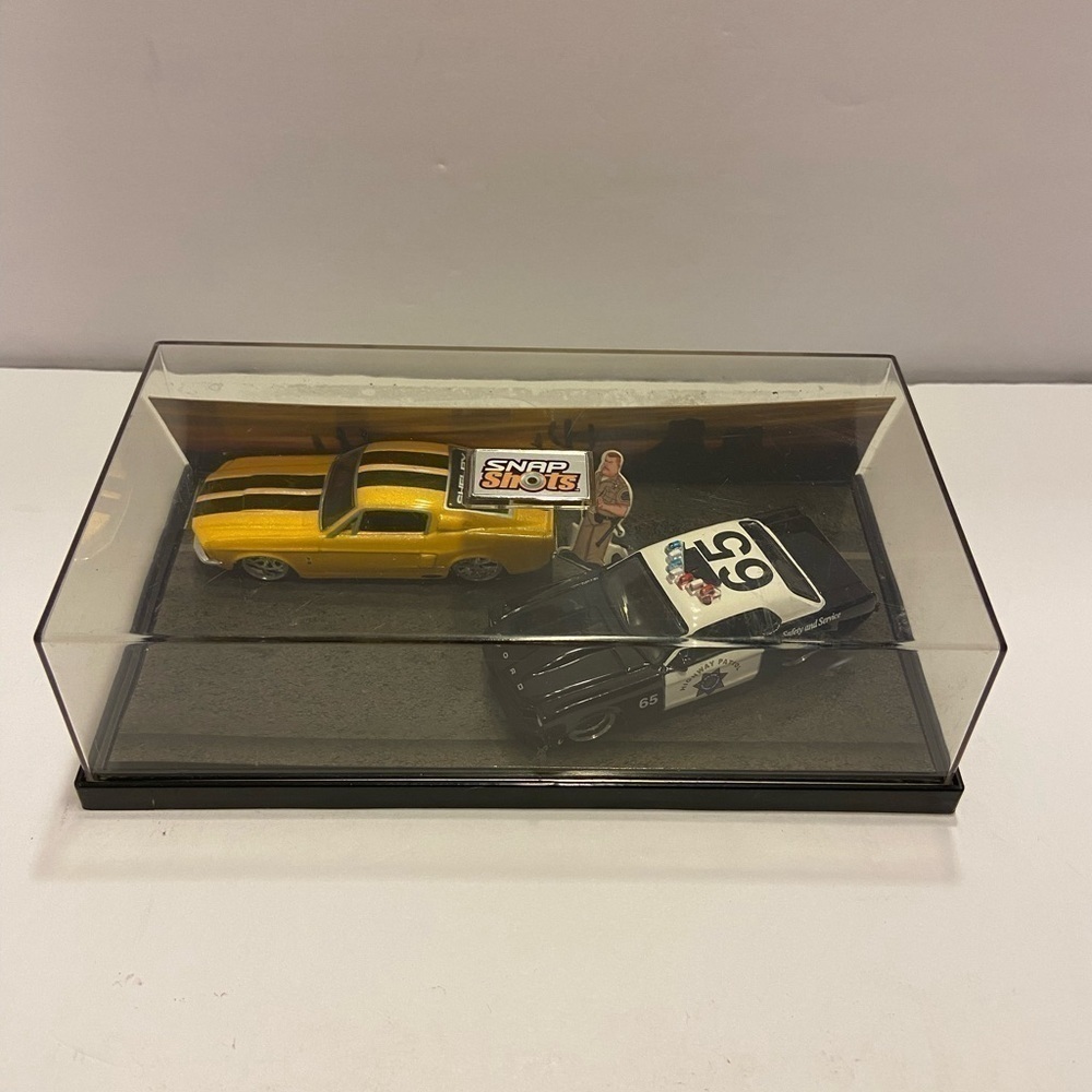 JADA 2006 SNAP SHOTS 2 CAR DIORAMA 67 SHELBY GT 500 65 FORD MUSTANG